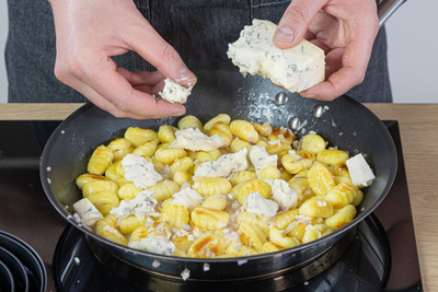 Gorgonzolar zum den Gnocchi bröseln