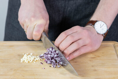 Knoblauch und Zwiebeln würfeln