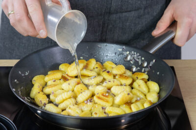 Gnocchi-Pfanne mit Weißwein ablöschen