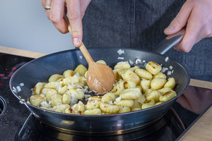 Gnocchi und Zwiebel anbraten
