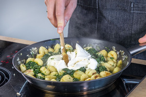Frischkäse in die Pfanne geben