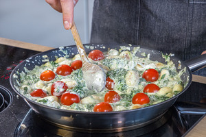 Frischkäse und Tomaten verrühren
