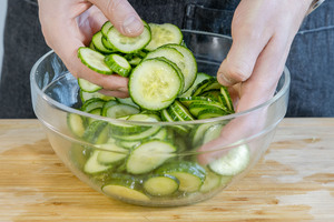 Gurke salzen und in Schüssel geben