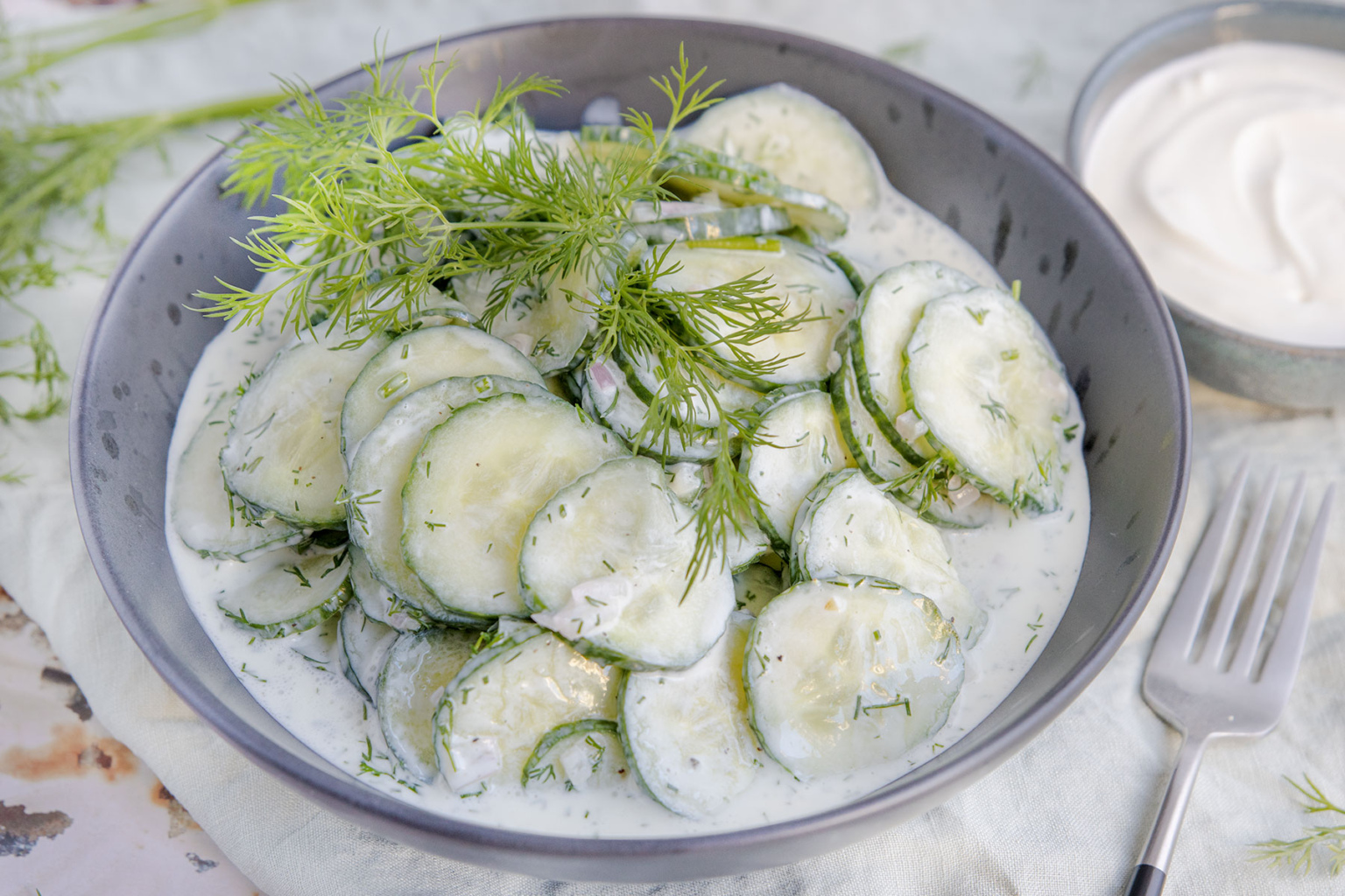 Klassischer Gurkensalat mit saurer Sahne | Rezept - eat.de