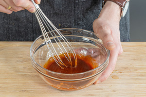 Honig-Marinade gut verrühren