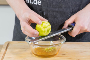 Limette reiben und auspressen