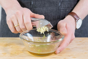 Knoblauch dazu pressen