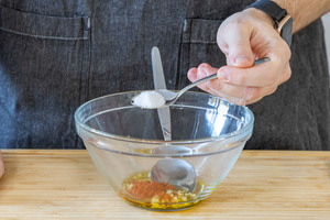 Salz zur Marinade geben