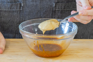 Honig, Tomatenmark, Currypulver, Senf und etwas Pfeffer dazugeben und alles gut vermischen