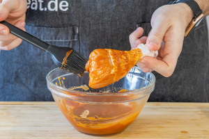 Hähnchenschenkel marinieren - mit Marinade einstreichen