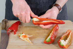 Paprika entkernen.