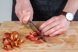 Paprika klein schneiden.