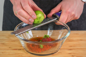 Limettenabrieb für die Marinade.