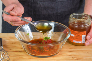 Honig der Marinade zugeben.