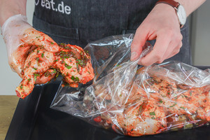 Marinierte Hähnchenschenkel zu dem mediterranen Gemüse im Bratschlauch geben.