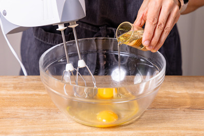 Eier mit Öl schaumig aufschlagen