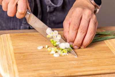 Frühlingszwiebel in Ringe schneiden