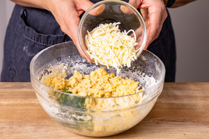 Geriebenen Gouda zum Teig geben