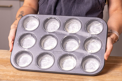 Muffinblech einfetten und mehlieren