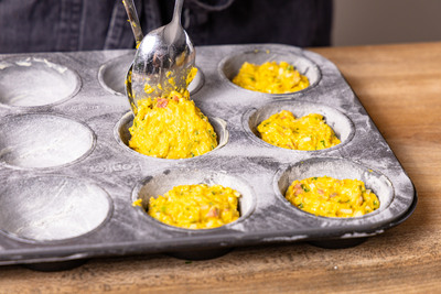 Teig in die Muffinmulden füllen