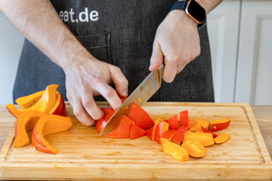 Den Kürbis in grobe Stücke schneiden und in Salzwasser kochen.