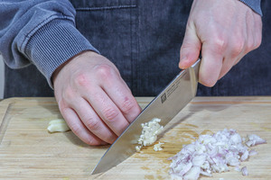 Knoblauch würfeln