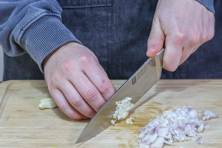 Knoblauch würfeln