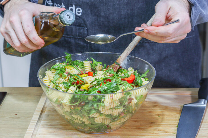 Essig zum italienischen Nudelsalat mit Schinken & Rucola geben dazugeben