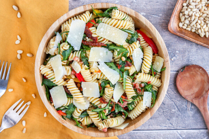 Italienischer Nudelsalat mit Schinkenwürfel & Rucola