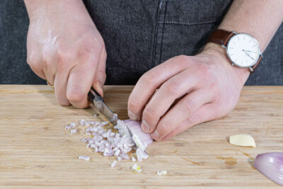 Schalotten und Knoblauch in feine Würfel schneiden