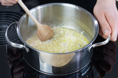 Gemüsewürfel in Butter anschwitzen