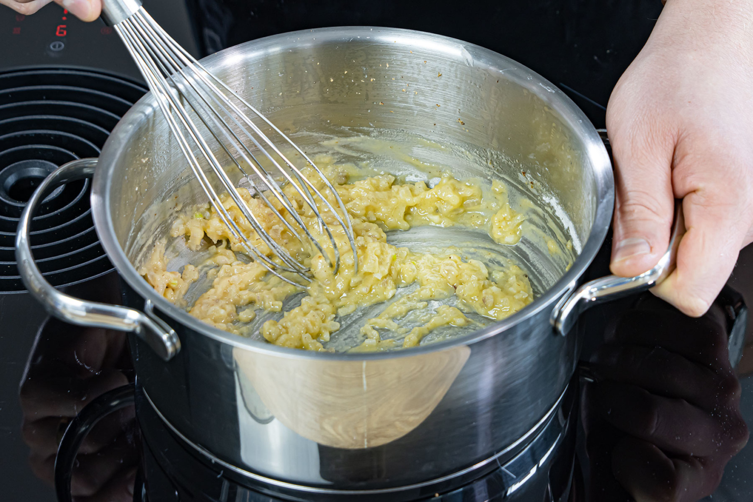 Klassische Käse-Sahne-Soße selbst zubereiten