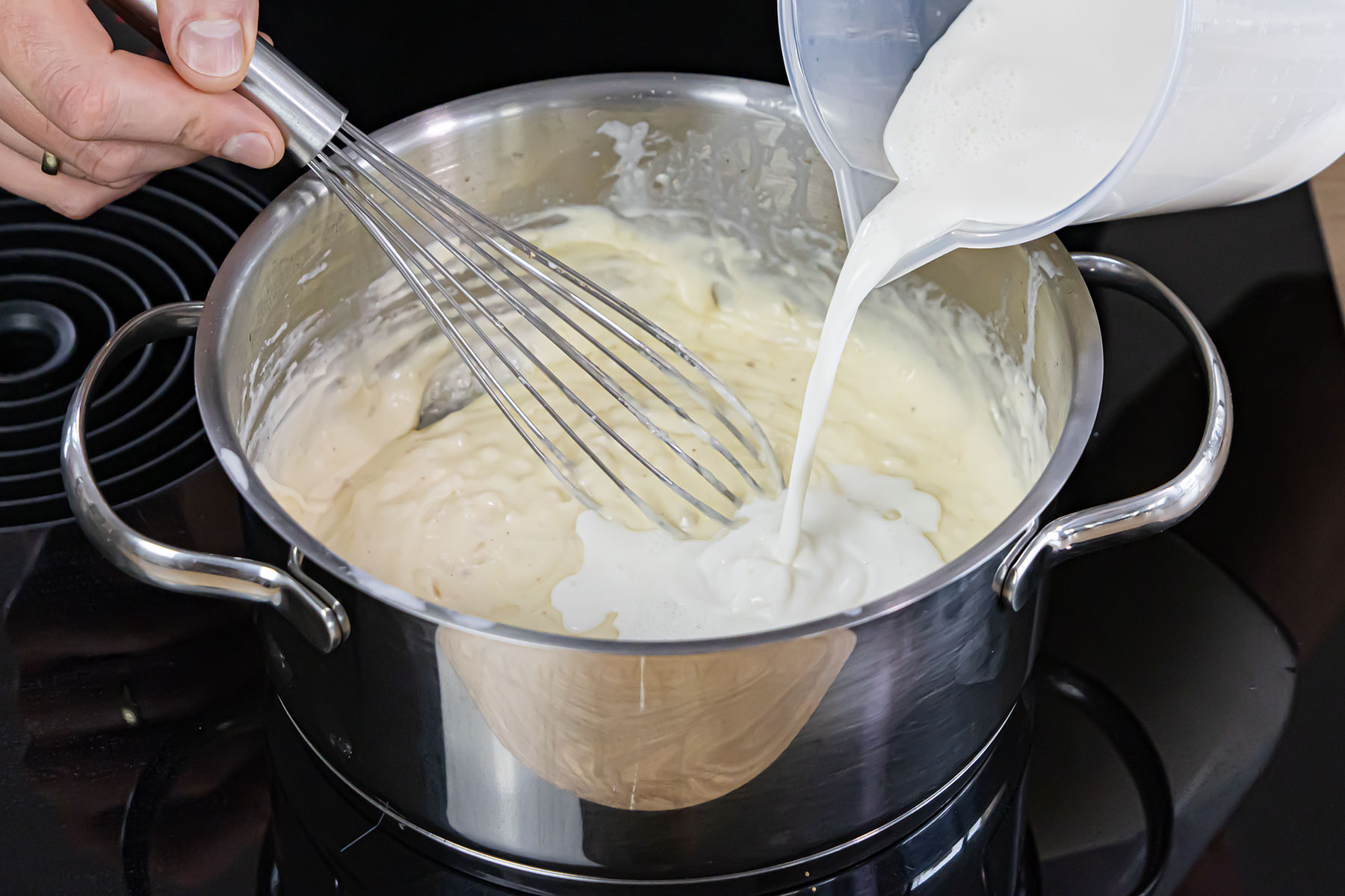 Milch und Sahne zur Soße geben
