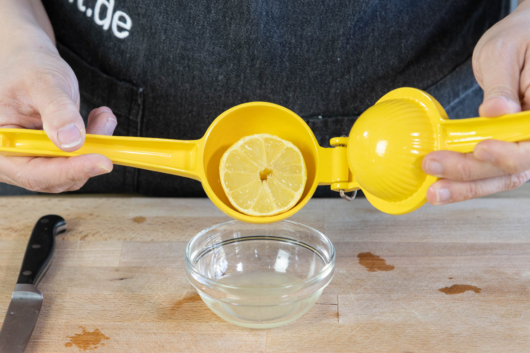 Saft einer halben Zitrone auspressen
