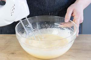 Zutaten für den Käsekuchen ohne Boden schaumig rühren