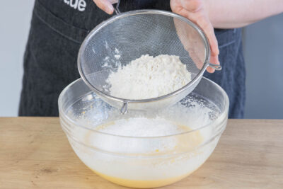 Mehl mit Puddingpulver sieben