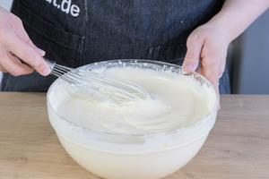 Den Teig für den Käsekuchen ohne Boden verrühren