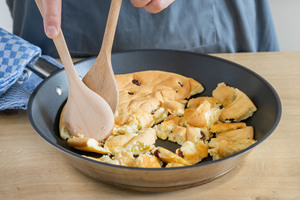 Kaiserschmarrn zerrupfen