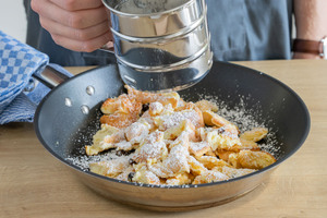 Kaiserschmarrn mit Puderzucker bestreuen