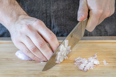Zwiebel würfeln