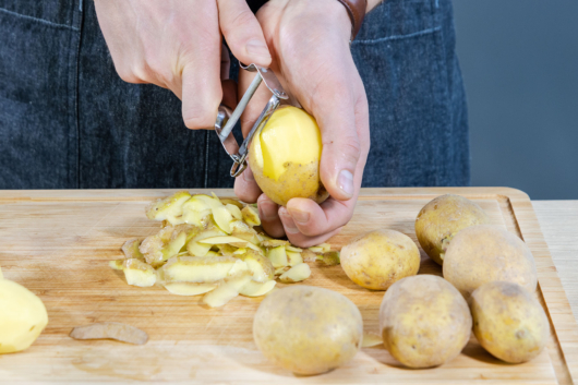 Kartoffeln schälen