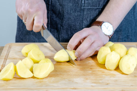 Kartoffeln klein schneiden