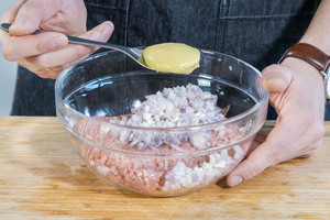 Senf hinzugeben