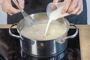 Milch hinzugeben