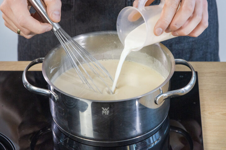 Milch hinzugeben
