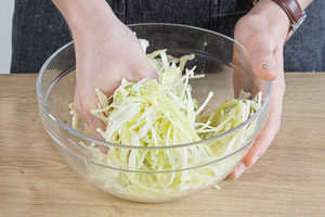 griechischen Krautsalat gut durchkneten