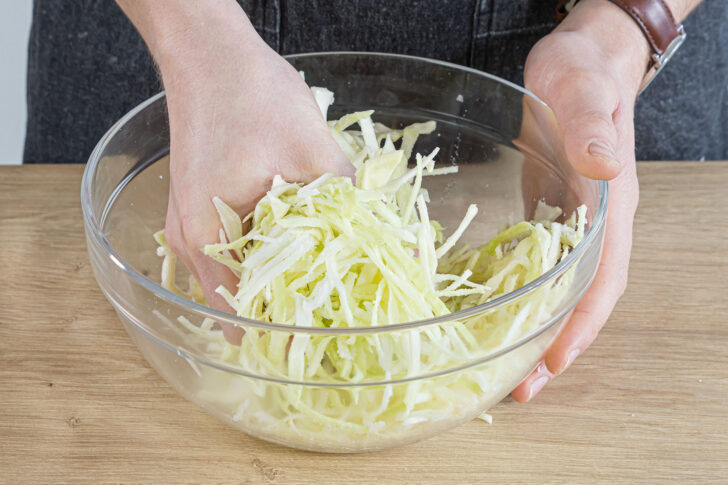 griechischen Krautsalat gut durchkneten
