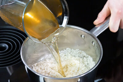 Reis mit Gemüsebrühe kochen