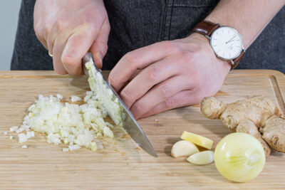 Zwiebel, Knoblauch und Ingwer fein würfeln
