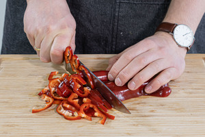 PAprika in Streifen schneiden